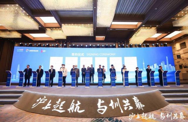 聚焦进博会｜深圳交易团签下100亿美元意向协议 2010家深企亮相进博会刮起“深圳旋风”