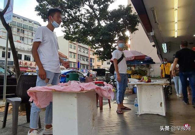 新加坡芽笼惊现春药摊 非法摊主与警察上演“猫捉老鼠”