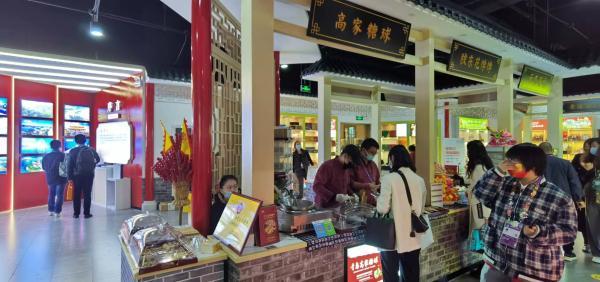 茶颜悦色首次来进博会了！不卖奶茶还有人排队，全国11条步行街“搬”来上海