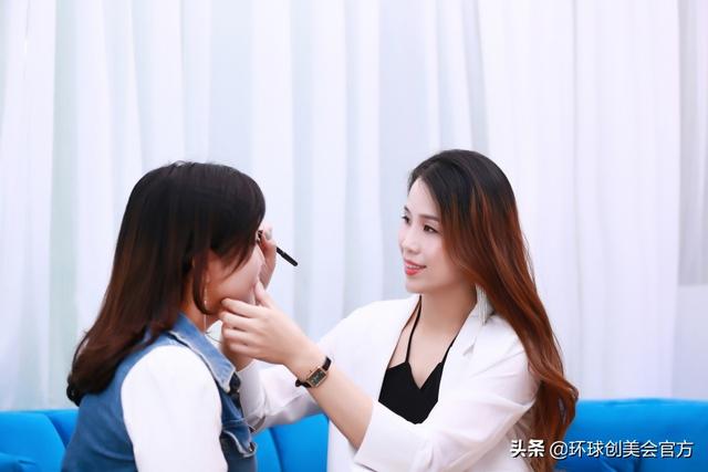 中国纹绣行业资深持久美妆师，梵色创美集团纹绣讲师胡彩莲女士