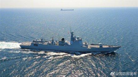 中国海军第39批护航编队护送新加坡籍商船“福佑”号通过亚丁湾