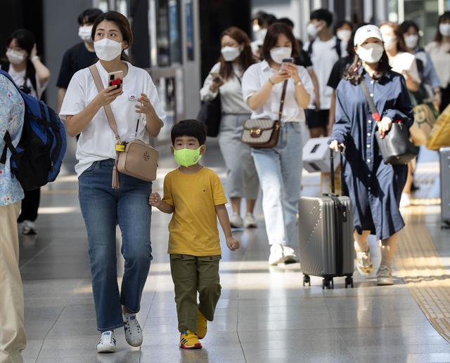 疫情后韩国首次接待外国旅游团，检测阴性可免隔离