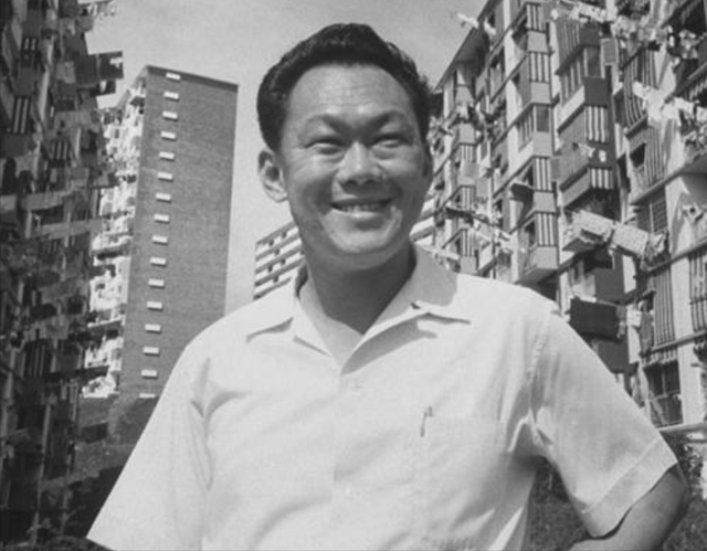 1947年秘密结婚，回国当选总理，两人相伴60年，葬礼上吻别妻子
