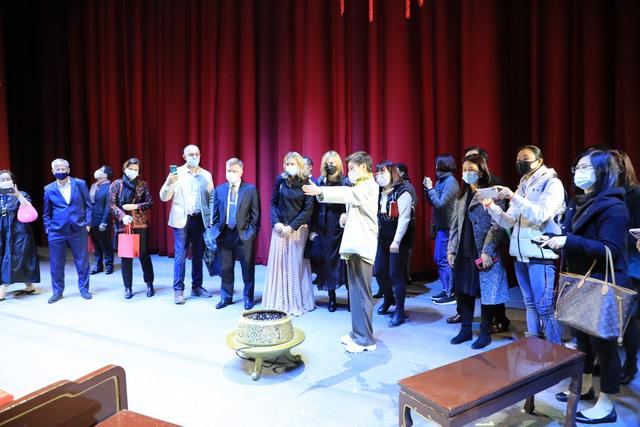 第十代演员接棒，《红楼梦》驻演吸引领事馆配偶团“打卡”