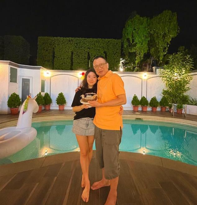 绿叶王欢喜哥开派对庆祝生日，曝光复式豪宅，大花园让无数人羡慕