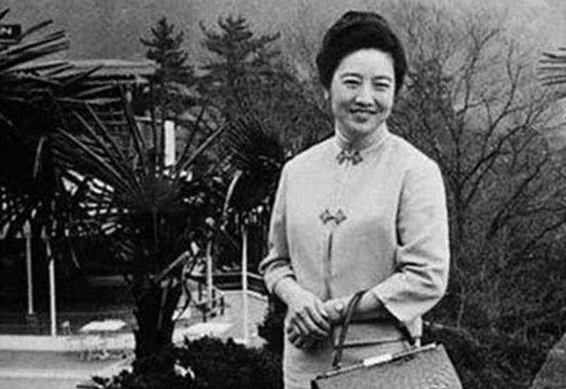 23岁嫁豪门到38岁卖油条，任芷芳是怎么一步一步东山再起的