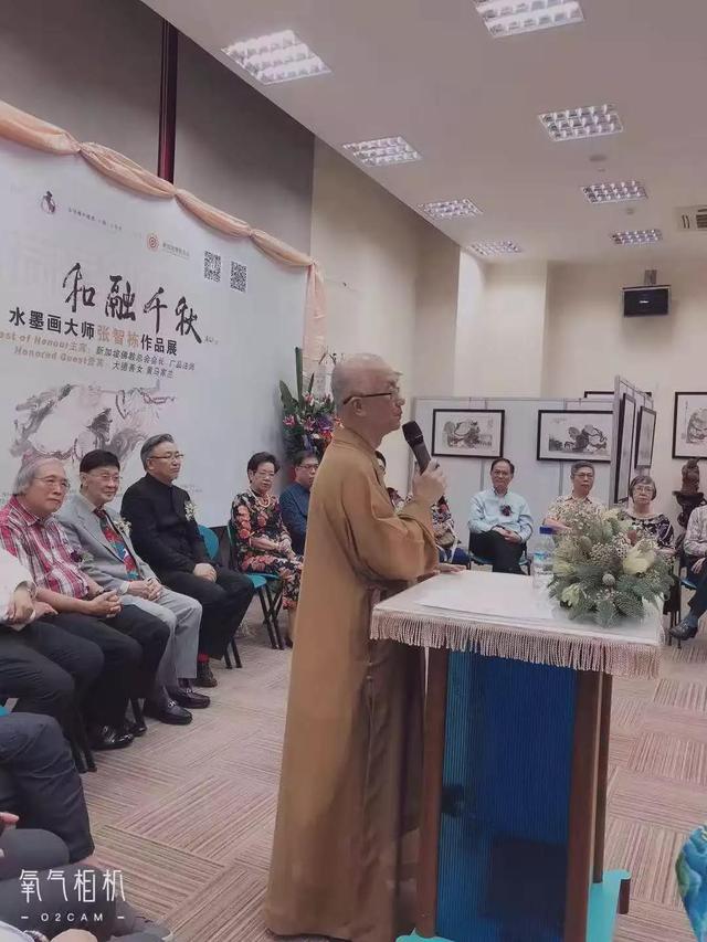 水墨画大师张智栋为新加坡佛教总会会长广品法师进行法像写生