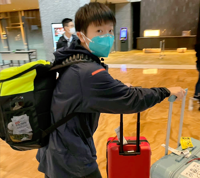 国乒健儿回家！樊振东孙颖莎等人启程归国，陈幸同挥手告别新加坡
