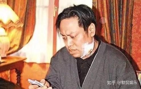 那一年，刘銮雄派18名保镖送神志不清的罗兆辉返港，其中有何内情