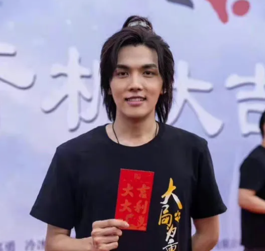 张雨绮这选男人的眼光，也配叫内地版萧亚轩？