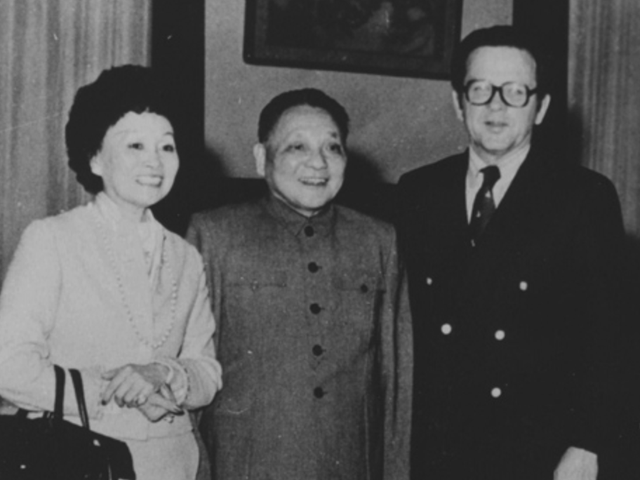 1981年，邓小平接见美国特使陈香梅，亲自安排座位：你坐第一位