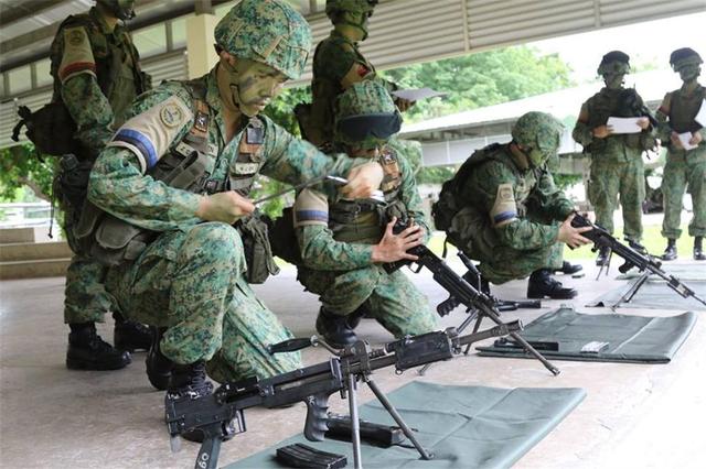 台军伞兵跳伞差点摔死！真实身份或有大问题，疑似新加坡精英部队