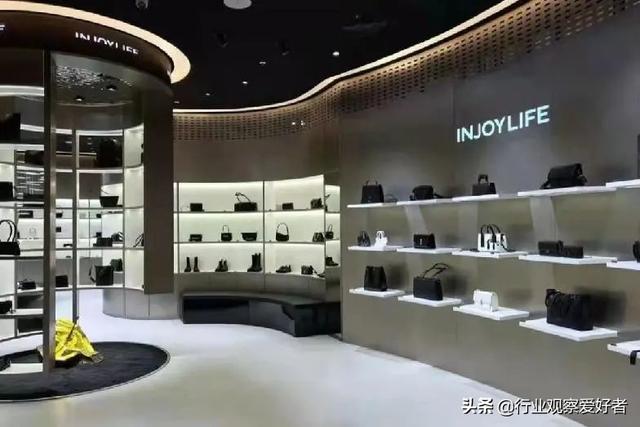 从线上走向线下，这个箱包品牌成为圈中的“另类”...