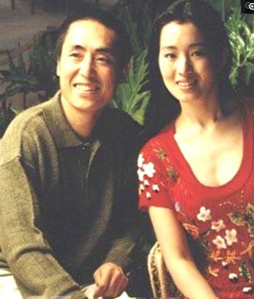 演员巩俐，是出生在沈阳的新加坡人，两任外国男友都很帅