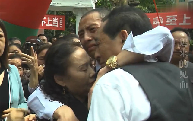 富商二岁儿子离奇丢失，32年后在农村找到，母亲痛哭：儿子受苦了