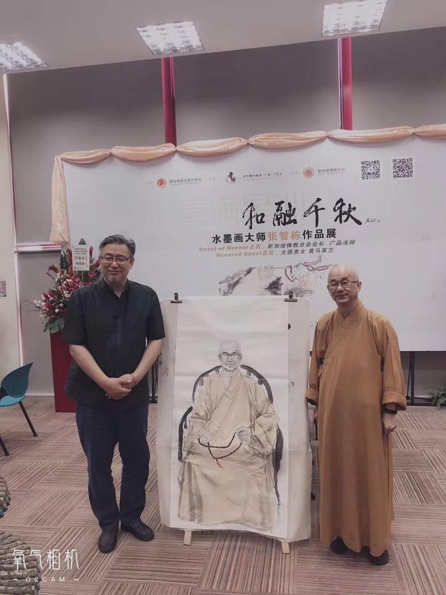 水墨画大师张智栋为新加坡佛教总会会长广品法师进行法像写生