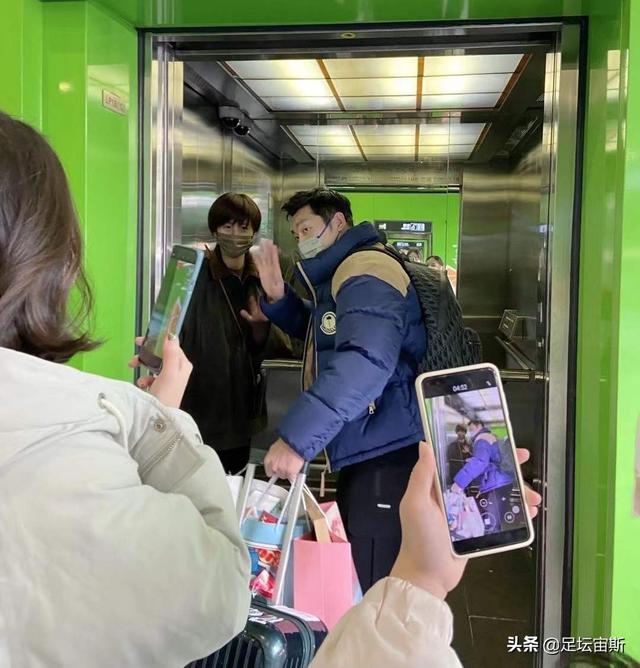 许昕拎着大包小包回家，漂亮媳妇亲自接机，姚彦身材苗条又美又飒