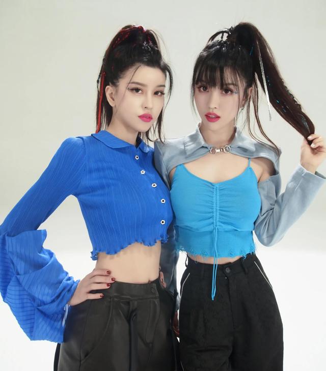 新加坡籍双胞胎组合BY2，曾经的清纯姐妹花，现在的网红整容脸