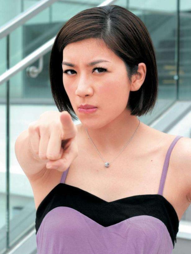 她38岁仍居二线，为表演倒吊自己，险脑充血需急救