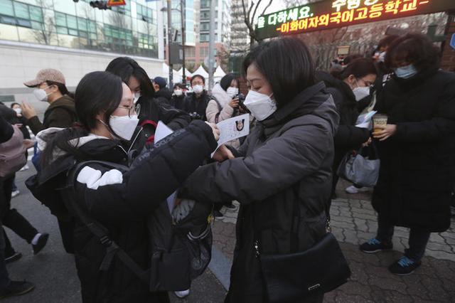 选择与病毒共存，韩国已吞下苦果，新冠确诊创新高，解封被迫暂停