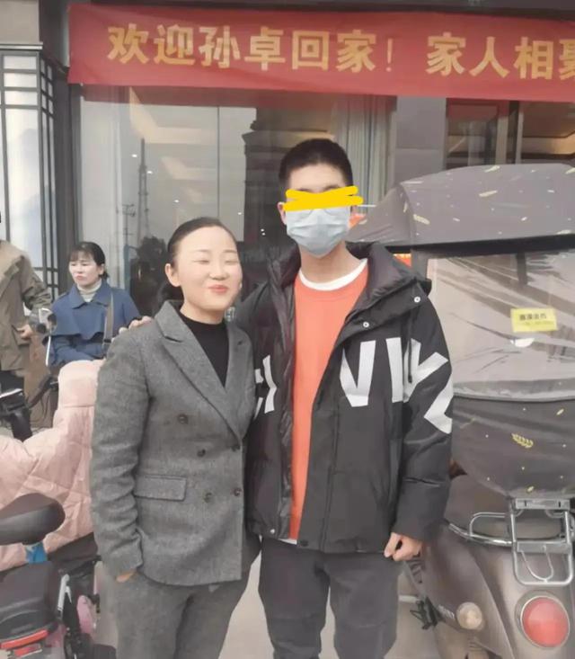 孙卓姐姐再发声：我跟弟弟孙卓视频通过话了，泣不成声，他安慰我