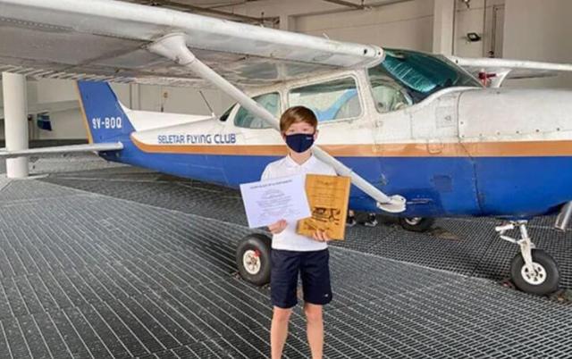 真帅！非洲十岁男孩创下新加坡飞行俱乐部史上最年轻的记录