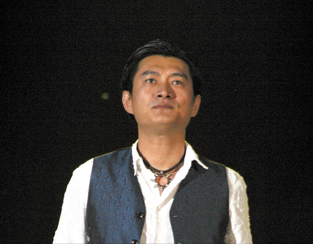 将合租女孩娶回家，隐婚多年后一曲成名，黄安的前半生真幸运