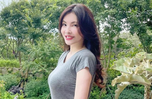 何如芸穿短裙下半露出极细白嫩美腿不像二宝妈
