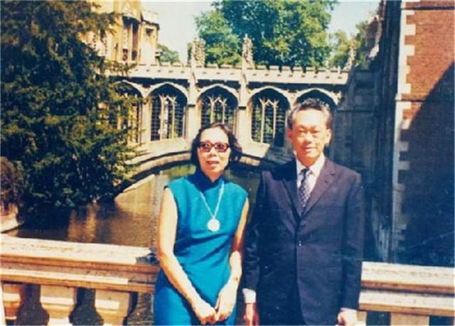 从同学到夫妻，他们偷偷结婚相伴63年，葬礼上李光耀两次吻别爱妻