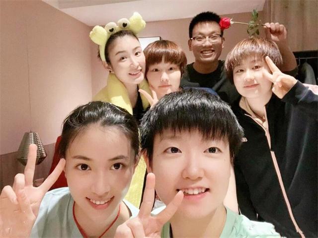 孙颖莎真是小馋猫！夺冠赚28万推俩皮箱回国，她买了多少好吃的？