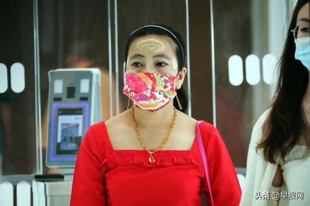 缅甸女佣用瓶子闹钟多次打瘫痪老雇主被新加坡法官监30周