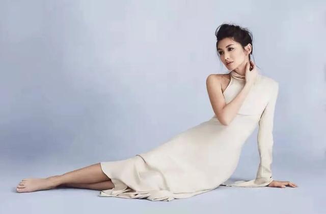 牛津大学毕业，曾出演SM女王，成为漫威宇宙的第一个亚裔女主