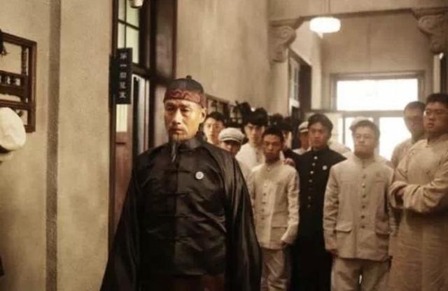 这个东南亚的华人曾经多恨中国，后来就有多爱，甚至还想请回皇上