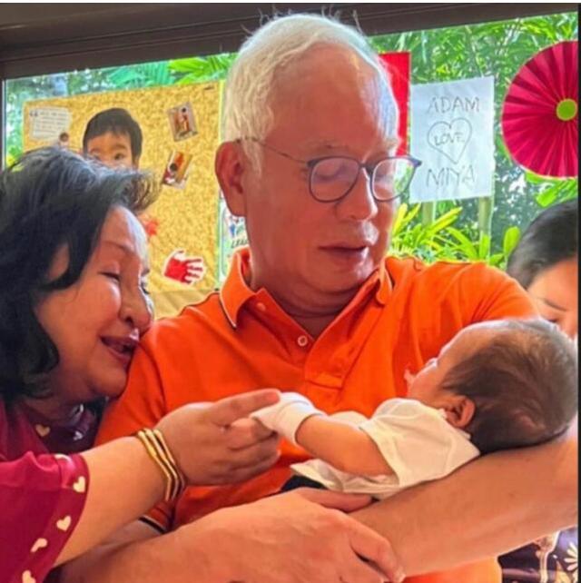 被判坐牢12年的马来西亚前首相，突然造访新加坡看望亲生女儿