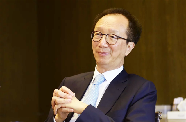 01年，梁锦松第一次见到伏明霞，明知有26岁年龄差，依旧强势追爱