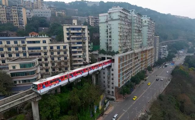 重庆一摩天大楼，为奇特横向大楼，与新加坡一建筑极其相似