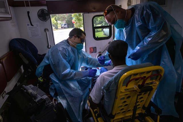 美国日均新增确诊病例再破10万 死亡病例有年轻化趋势