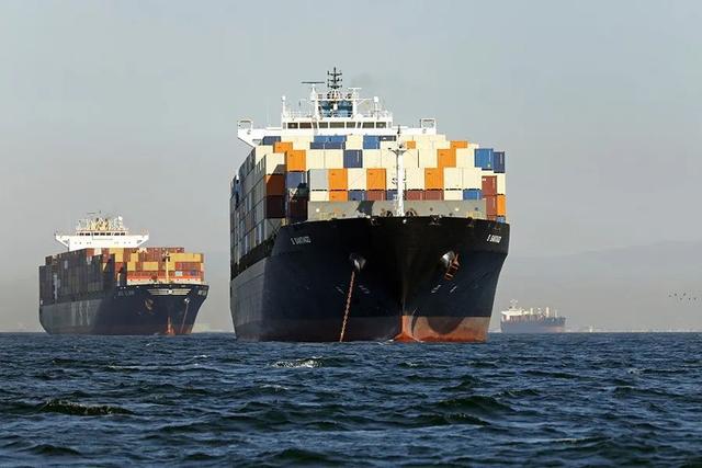 美国港口上万空箱超期滞留，中国企业大洋这端焦头烂额找箱子……