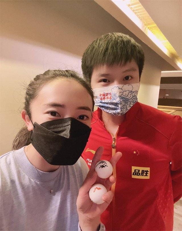 韩国美女师姐妹追星樊振东！华裔美女眼里放光，抢着找小胖配混双