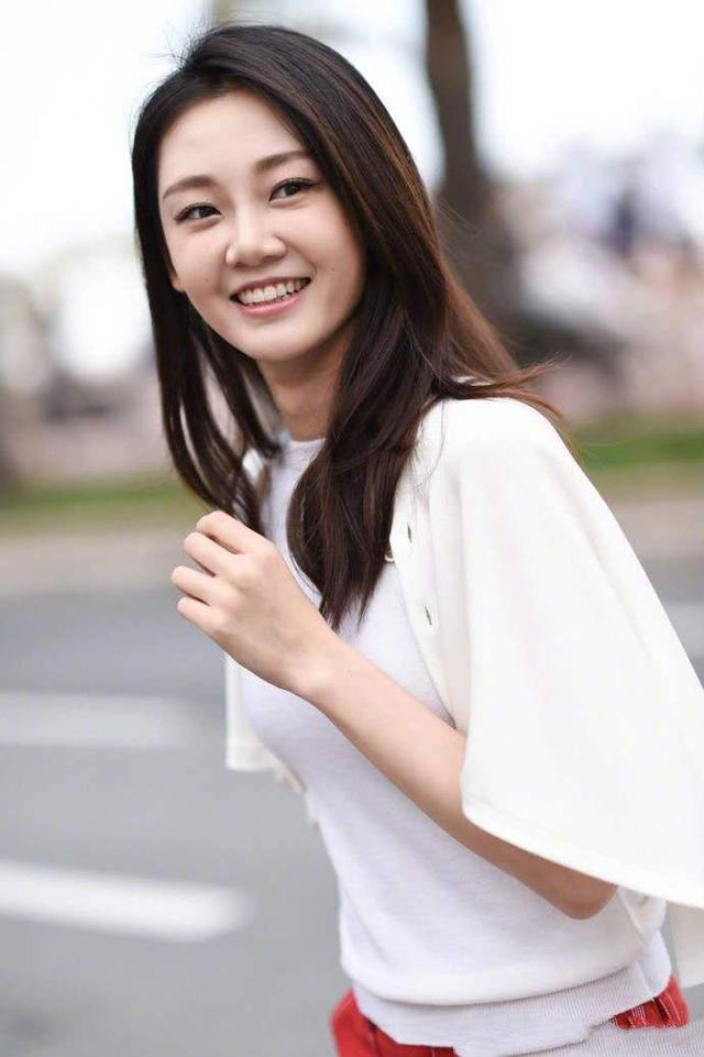 苗苗晒全家福33岁庆生，小女儿正脸曝光，称郑恺还欠其一场婚礼