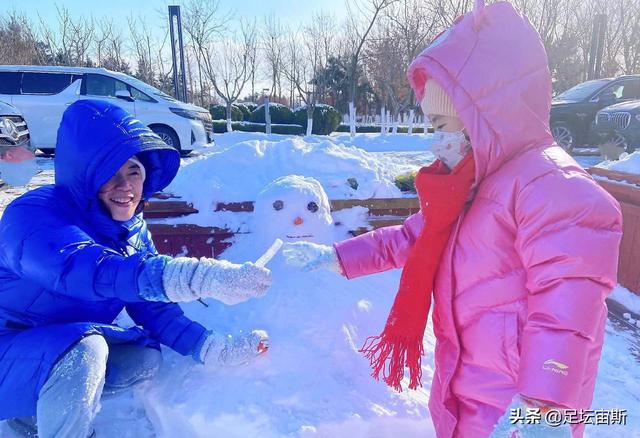 国乒离解封还剩2天！王楠带儿女堆雪人，追着爱女打雪仗，接地气