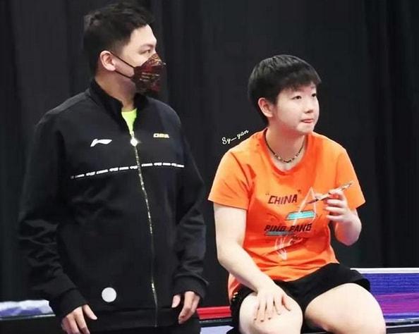 孙颖莎新教练正式抵达新加坡！曾被誉为“杀神”，刘国梁眼光独到