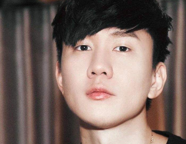 林俊杰有瓜？女网友称已在新加坡苦等30天，让男方亲自联系她