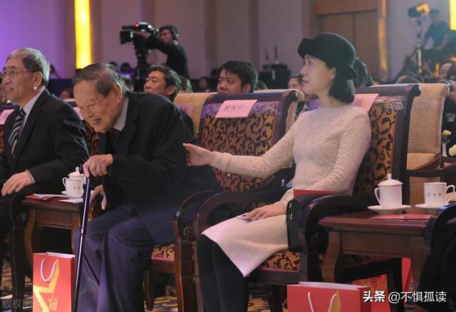 杨振宁82岁时娶28岁翁帆，杨振宁大儿子：翁帆是个善良的女孩