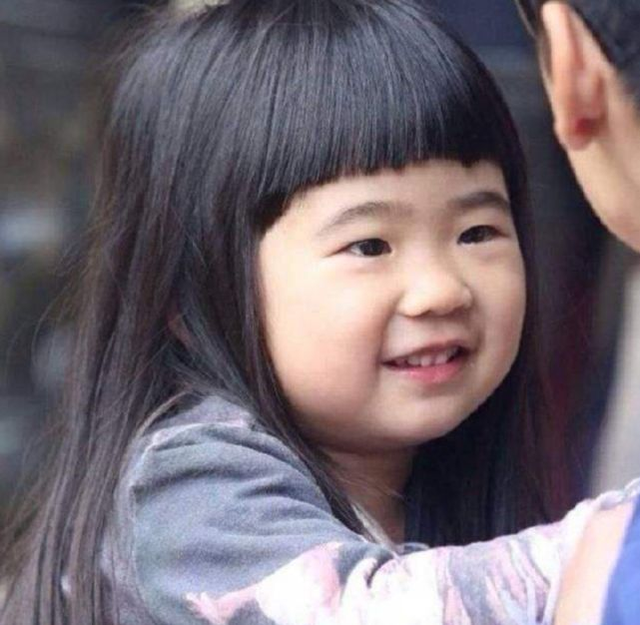 曹格妻女近照曝光：母女玩自拍，11岁女儿高颜值好身材不输妈妈