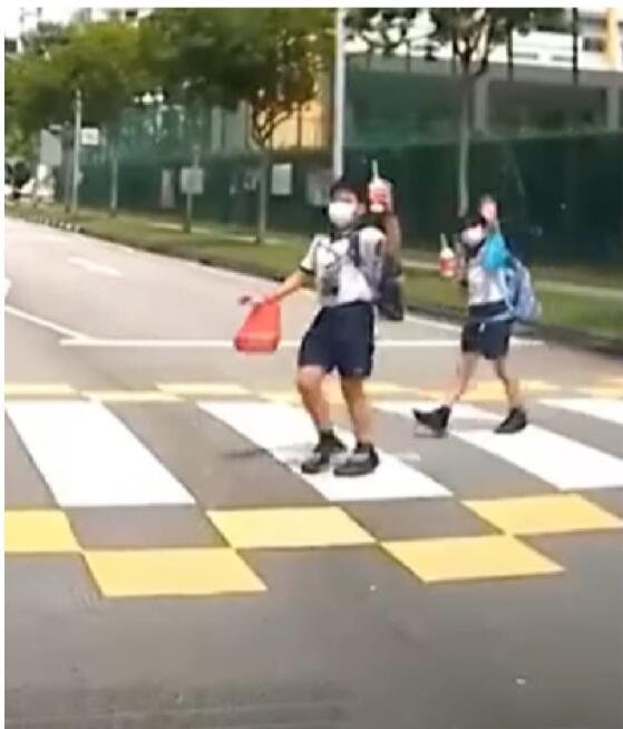 新加坡小学生向让路司机鞠躬行礼感动全网，网友：教养很重要