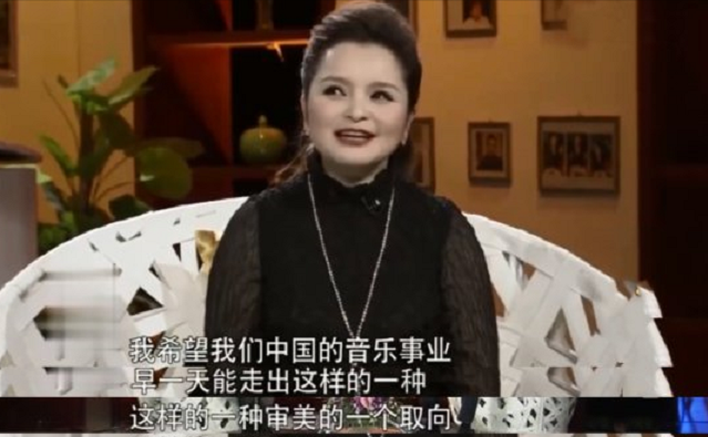 “中国夜莺”吴碧霞，翻唱网红歌曲，被网友调侃：这不是欺负人吗