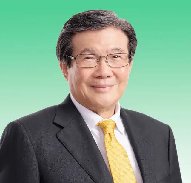 印尼顶级富豪彭云鹏，少时没钱念书，开小巴沿途揽客