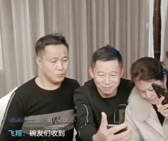 孙卓亲姐回国后晒全家福，肤白貌美气质佳，网友：不当爱豆可惜了
