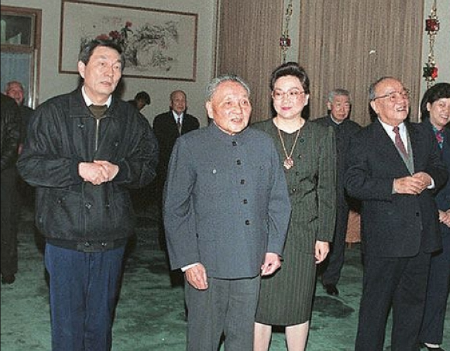 1990年，邓小平对朱镕基说：开发浦东晚了5年，你们怕什么？